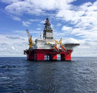 oil platfrom rig in the middle of the ocean