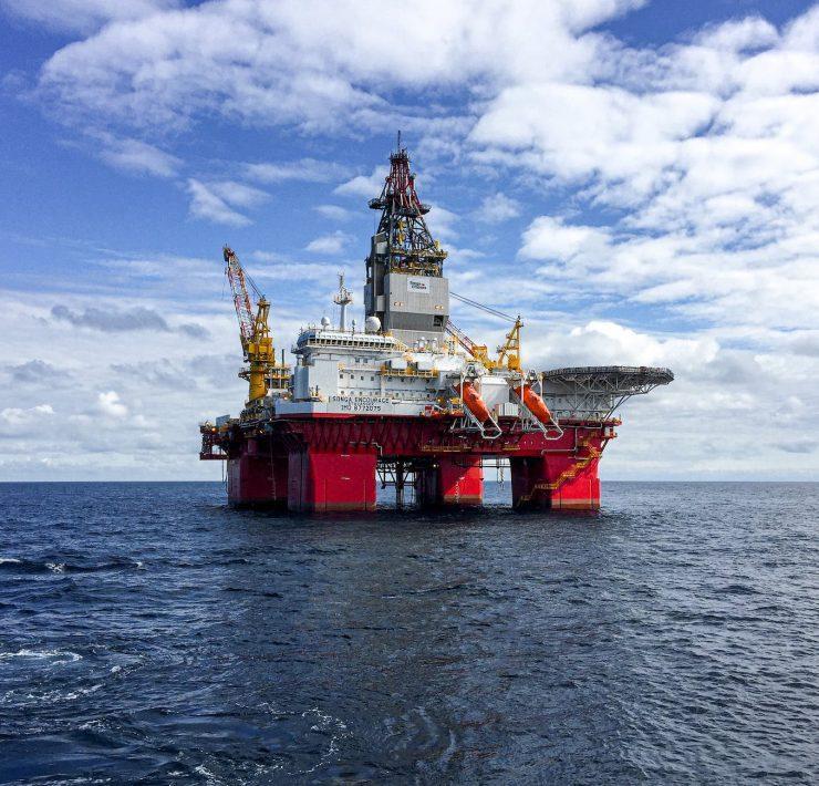 oil platfrom rig in the middle of the ocean