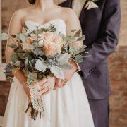 woman holding beige-petaled flower bouquet