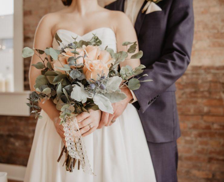 woman holding beige-petaled flower bouquet