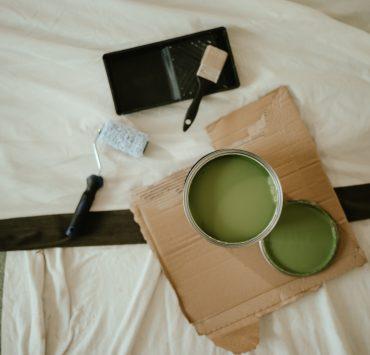 a couple of cups that are on a bed