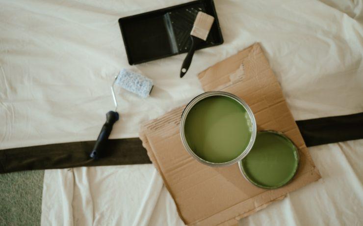 a couple of cups that are on a bed