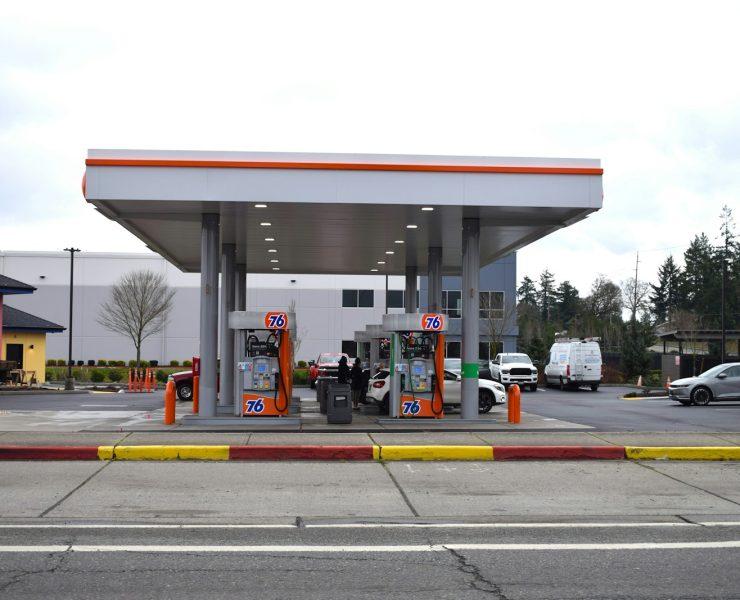 a gas station with cars parked in the lot