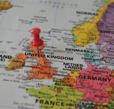 A red pin is placed on a map of europe